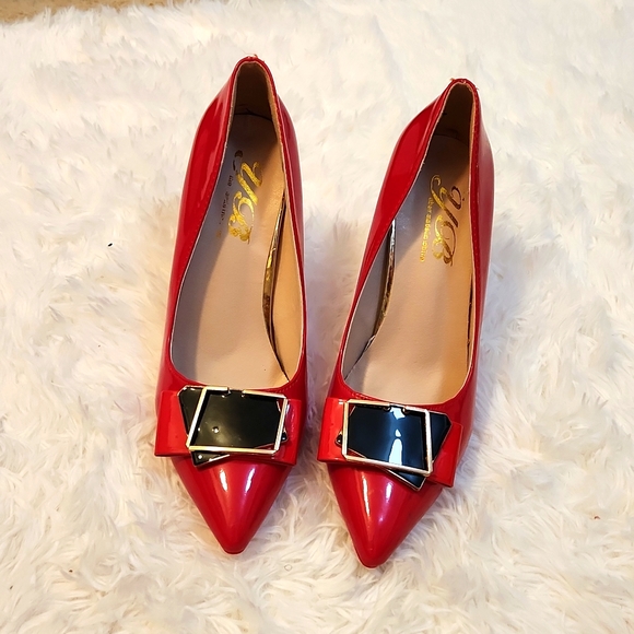 Red Stiletto pointed toe heals with black and gold details at the front. - Picture 1 of 3